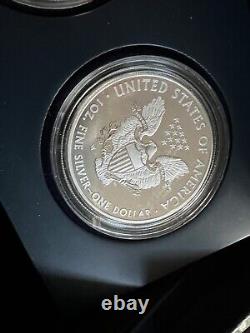 En français, cela se traduirait par : Ensemble de collection de pièces de monnaie de preuve et de revers 2 pièces à 1 $ de l'Aigle d'argent de 2013 de West Point avec certificat d'authenticité et emballage d'origine.