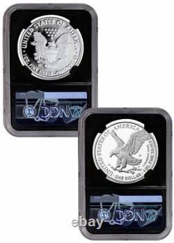 En français, le titre se traduit par : Ensemble de 2 pièces de monnaie en argent 999 W $1 Silver Eagle T-1 & T-2 NGC PF70. Étiquette en argent noir.